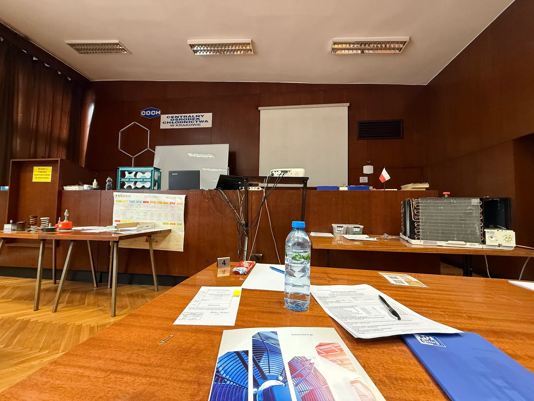 Warsztat lutowniczy z wentylacją i stanowiskami