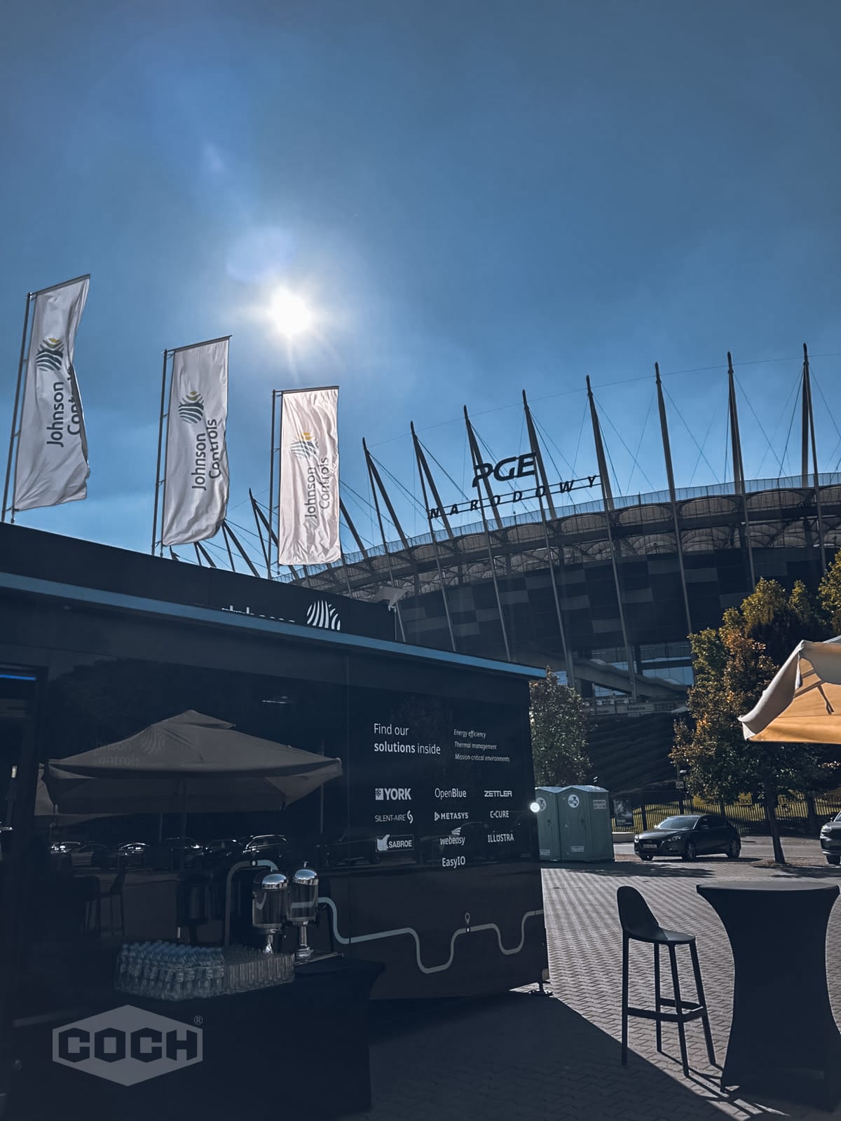 Mobilne Innovation Studio Johnson Controls przed Stadionem Narodowym w Warszawie