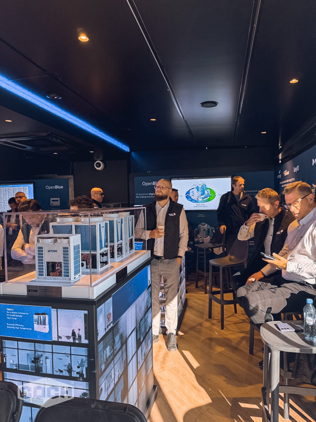 Makiety pomp ciepła YORK i uczestnicy wewnątrz Innovation Studio